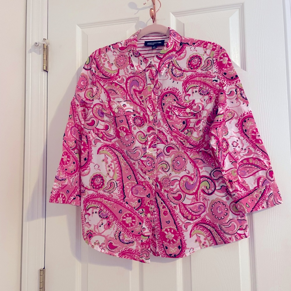 Jones New York Signature pink patterned button up blouse! Lovely colors. Size L.